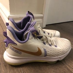 In good shape only worn for a year.